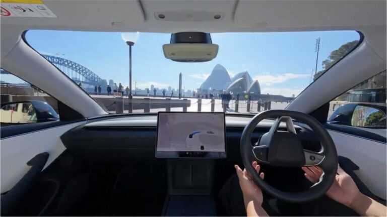Tesla reveals a FSD display in the streets of Sydney